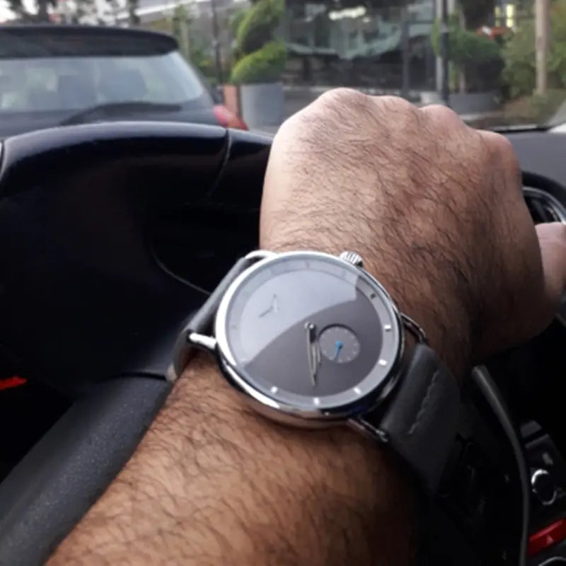 ONOLA Men's Quartz Wristwatch - Simple Leather Design